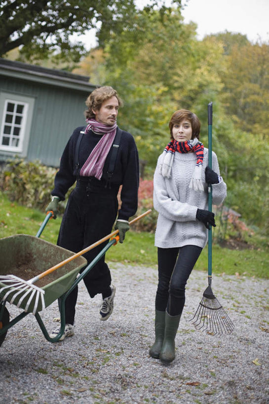 西方人,两个人,夫妻,走,推,竖图,室外,白天,正面,爱情,草地,草坪,森林,树林,植物,欧洲,欧洲人,握,装饰,工具,推车,浪漫,拿,拿着,扭头,草,树,树木,一个,蓝色,绿色,蓝天,天空,自然,围巾,天,转头,温暖,恩爱,握着,恋人,独轮车,生长,晴朗,单个,成长,围脖,保暖,华丽,点缀,耙,御寒,万里无云,衬托,美观,雅致,雅观,草耙,男人,男性,年轻男性,年轻女性,女人,女性,白种人,夫妇,情侣,晴空,晴空万里,步行,散步,走路,彩图,全身,伴侣