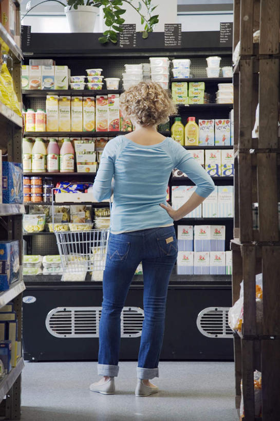 西方人,一个人,商店,站,竖图,室内,白天,购物,消费,超市,欧洲,欧洲人,仅一个年轻女性,仅一个女性,仅一个人,一排,许多,握,整齐,商品,拿,拎,拿着,购物篮,手叉腰,货物,排列,一个,背面,货品,叉腰,站着,握着,金融,百货,单个,队列,选购,贸易,百货公司,血拼,年轻女性,女人,女性,白种人,站立,彩图,全身,购物商场,购物中心,商业中心,拎着