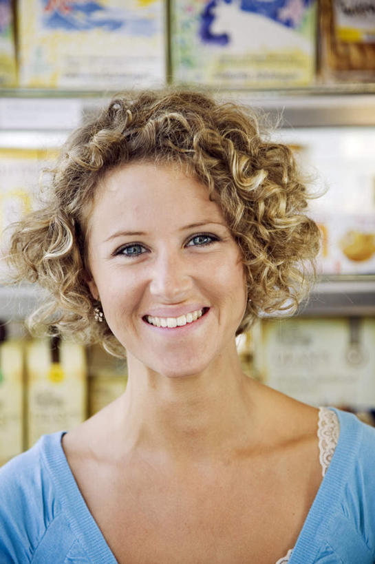 西方人,脸,头,脸颊,一个人,商店,站,笑,微笑,露齿笑,竖图,室内,特写,白天,正面,购物,消费,超市,欧洲,欧洲人,仅一个年轻女性,仅一个女性,仅一个人,一排,许多,朦胧,模糊,整齐,注视,货物,排列,货品,观察,看,站着,金融,百货,观看,察看,队列,关注,选购,贸易,百货公司,血拼,年轻女性,女人,女性,白种人,头部,脸部,脸蛋,面部,站立,半身,彩图,购物商场,购物中心,商业中心