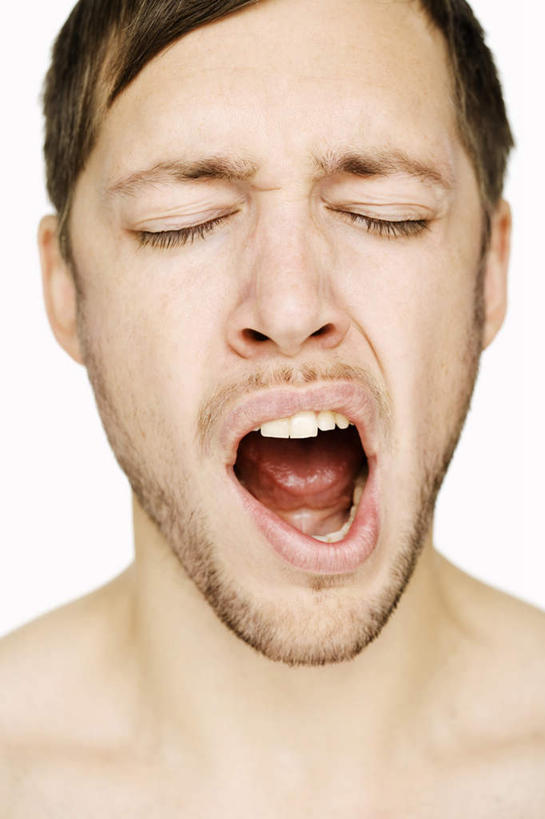 西方人,脸,头,脸颊,一个人,闭眼,哭,竖图,室内,特写,白天,白色背景,正面,欧洲,欧洲人,仅一个男性,仅一个人,裸露,仅一个年轻男性,疲倦,摄影,影棚,困倦,裸,困乏,呵欠,欠伸,男人,男性,年轻男性,白种人,头部,脸部,脸蛋,面部,闭眼睛,闭着眼,闭着眼睛,半身,彩图,影棚拍摄,哭泣,哭啼,拍摄