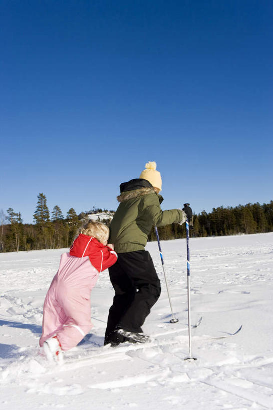 西方人,儿童,两个人,伙伴,朋友,走,推,竖图,室外,白天,友谊,树林,雪,植物,大雪,欧洲,欧洲人,握,阴影,光线,影子,积雪,雪景,冬季,冬天,拿,拿着,运动器械,树,树木,小孩,背面,蓝色,绿色,蓝天,天空,阳光,自然,天,健身器械,寒冷,握着,生长,晴朗,成长,滑雪板,滑雪杖,手杖,健身器材,万里无云,严寒,友情,男孩,男人,男性,女孩,女人,女性,白种人,晴空,晴空万里,步行,散步,走路,彩图,全身,运动器材,男生,女生