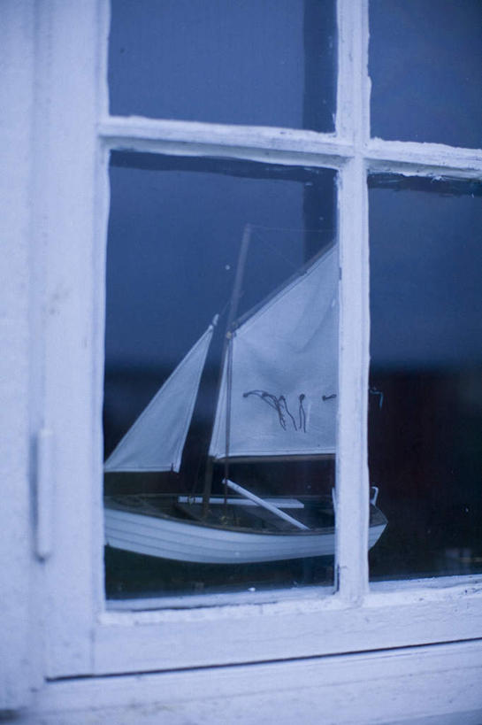 帆船,无人,竖图,室内,特写,白天,正面,窗户,船,静物,瑞典,欧洲,一艘,阴影,反射,影子,玻璃窗,白色,模型,交通工具,斯堪的纳维亚,载具,北欧,斯堪的纳维亚半岛,瑞典王国,彩图