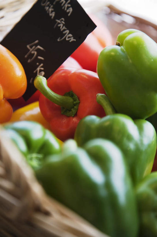 无人,竖图,俯视,室内,特写,白天,辣椒,蔬菜,静物,一堆,许多,堆叠,堆积,新鲜,英文,标价,标志,篮子,文字,字符,字母,食品,标识,食物,一个,价格,有机食品,绿色食品,单个,堆,英文字母,编制,彩椒,辣角,红海椒,大椒,辣虎,广椒,甜椒,柿子椒,辣子,海椒,番椒,灯笼椒,彩图,高角度拍摄