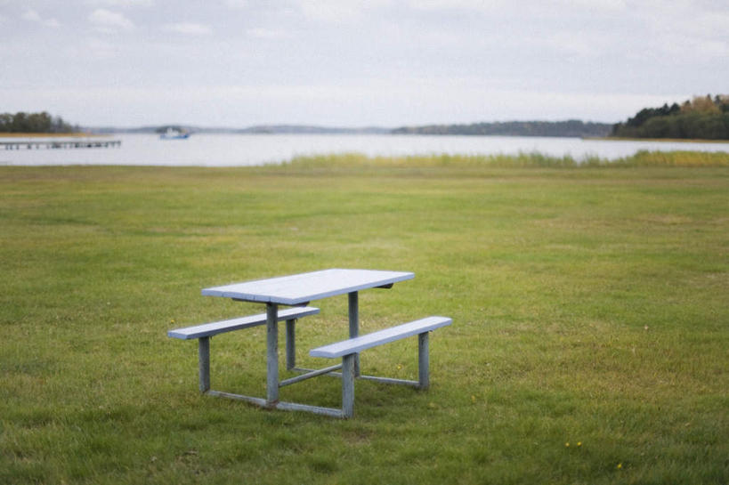 无人,横图,室外,白天,正面,旅游,度假,草地,草坪,湖,湖泊,美景,树林,水,植物,餐桌,桌子,椅子,瑞典,欧洲,木椅,湖面,景观,水流,水面,云,云朵,云彩,娱乐,草,树,树木,蓝色,绿色,白云,蓝天,天空,自然,湖水,天,享受,休闲,景色,放松,生长,晴朗,成长,餐台,斯堪的纳维亚,自然风光,北欧,斯堪的纳维亚半岛,一套,瑞典王国,晴空,彩图