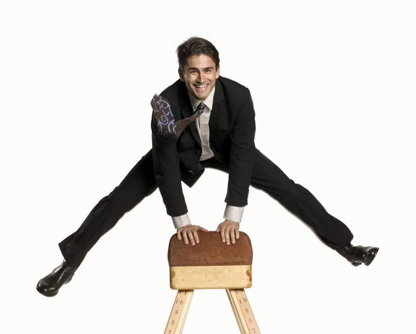 西方人,一个人,商务人士,商务男性,横图,室内,白天,白色背景,正面,衬衫,锻炼,游戏,运动,鞍马,欧洲,欧洲人,仅一个男性,仅一个人,撑,套装,玩,娱乐,仅一个年轻男性,休闲,跳山羊,摄影,影棚,活动,撑着,发泄,消遣,智力,商务装,工薪阶层,跳马,宣泄,跳背,体育,男人,男性,年轻男性,白种人,白领,上班族,玩耍,嬉戏,彩图,全身,影棚拍摄,衬衣,健身,拍摄