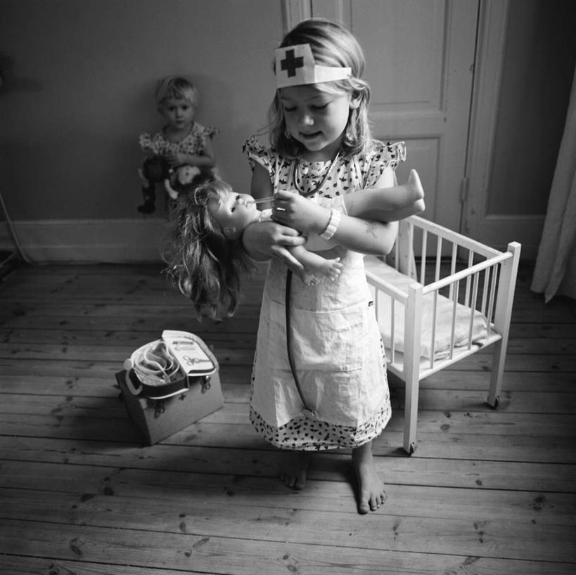 西方人,儿童,两个人,伙伴,朋友,站,举,抱,方图,黑白,室内,白天,正面,游戏,友谊,纯洁,地板,门,生活用品,卧室,玩具,欧洲,欧洲人,握,医学,测量,器材,娃娃,温度计,刻度,墙,地面,拿,玩,拿着,娱乐,木地板,墙壁,墙面,玻璃制品,扮演,小孩,体温计,听诊器,门框,托,站着,休闲,可爱,童年,童趣,益智,握着,抱着,活动,婴儿床,快速,温度,感冒,医疗,医疗设备,医药箱,准确,搂着,体温,发泄,精度,消遣,智力,精准,发烧,角色扮演,水银温度计,童真,烂漫,无邪,流感,物理,水银体温计,水银柱,缩口,玻璃体温计,玻璃温度计,医用温度计,宣泄,过家家,扮家家酒,天真,友情,女孩,女人,女性,白种人,怀抱,举起,举手,举着,搂,搂抱,玩耍,嬉戏,相抱,向上举,向上伸,向上托,拥抱,站立,全身,睡房,卧房,女生