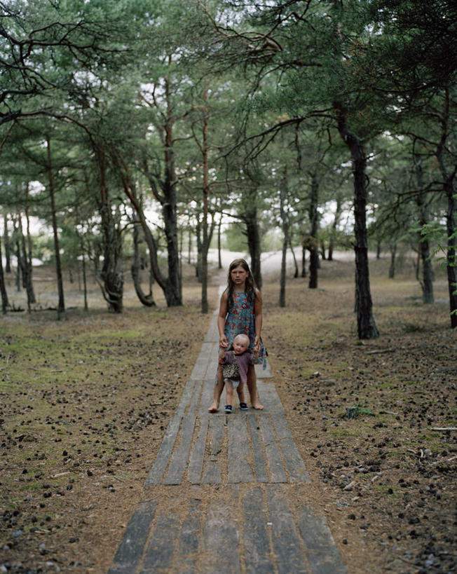 西方人,婴儿,儿童,两个人,站,走,举,竖图,室外,白天,正面,纯洁,森林,树林,植物,道路,路,欧洲,欧洲人,牵,阴影,光线,影子,小路,交通,树,树木,小孩,绿色,阳光,自然,托,站着,可爱,活泼,乡间小路,生长,成长,牵着,教导,宝宝,纯真,烂漫,无邪,伶俐,天真,女孩,女人,女性,白种人,孩子,步行,举起,举手,举着,散步,向上举,向上伸,向上托,站立,走路,彩图,全身,女生