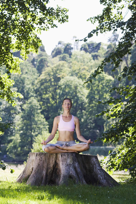 西方人,一个人,坐,闭眼,盘腿,竖图,室外,白天,正面,锻炼,旅游,度假,瑜伽,运动,草地,草坪,美景,森林,树林,植物,瑞典,欧洲,欧洲人,仅一个年轻女性,仅一个女性,仅一个人,阴影,服装,光线,影子,景观,树桩,休闲装,娱乐,草,树,树木,衣服,蓝色,绿色,蓝天,天空,阳光,自然,天,享受,休闲,休闲服,景色,放松,养生,服饰,生长,晴朗,成长,坐禅,斯堪的纳维亚,自然风光,北欧,斯堪的纳维亚半岛,万里无云,瑞典王国,体育,年轻女性,女人,女性,白种人,晴空,晴空万里,闭眼睛,闭着眼,闭着眼睛,盘腿而坐,盘膝,盘着腿的,盘着腿坐,双腿交叉,坐着,彩图,全身,健身