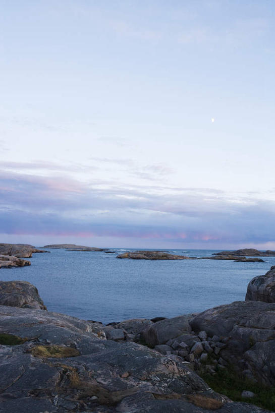 无人,竖图,俯视,室外,白天,旅游,度假,湖,湖泊,石头,美景,水,瑞典,欧洲,石子,湖面,景观,水流,水面,云,云朵,云彩,娱乐,蓝色,白云,蓝天,天空,自然,湖水,天,享受,休闲,景色,放松,晴朗,斯堪的纳维亚,自然风光,北欧,斯堪的纳维亚半岛,布胡斯,瑞典王国,石块,岩石,晴空,彩图,高角度拍摄