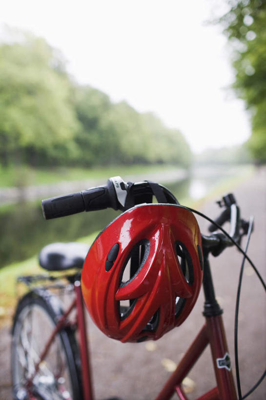 无人,竖图,室外,白天,正面,锻炼,运动,自行车,帽子,一辆,模糊,头盔,车,脚踏车,红色,安全帽,交通工具,载具,含糊,恍惚,模胡,依稀,隐约,体育,彩图,健身