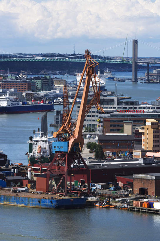 无人,码头,竖图,俯视,室外,白天,旅游,度假,海浪,海洋,美景,港口,轮船,船,瑞典,欧洲,景观,浪花,云,云朵,云彩,娱乐,蓝色,白云,蓝天,天空,自然,海水,交通工具,天,享受,休闲,景色,放松,晴朗,斯堪的纳维亚,自然风光,载具,北欧,斯堪的纳维亚半岛,海景,哥德堡,瑞典王国,大海,风浪,海,海水的波动,近岸浪,涌浪,晴空,彩图,高角度拍摄,摆渡口,埠头,渡口,渡头,港湾,海港,货运码头,口岸,商港