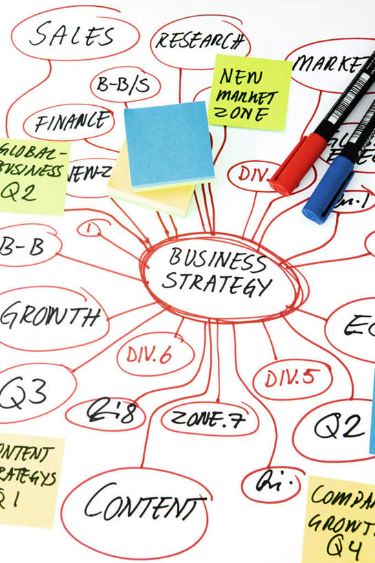 无人,竖图,室内,特写,白天,正面,静物,阴影,光线,英文,笔,标志,文字,影子,字符,字母,办公用品,标识,水笔,文具,红色,蓝色,阳光,学习用品,英文字母,文具用品,两支,彩图