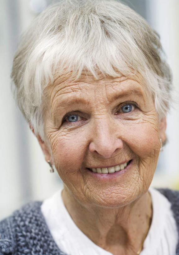 西方人,一个人,站,笑,微笑,竖图,室内,白天,正面,欧洲,欧洲人,仅一个女性,仅一个人,白色,站着,仅一个老年女性,老年女性,女人,女性,白种人,站立,半身,彩图,短发