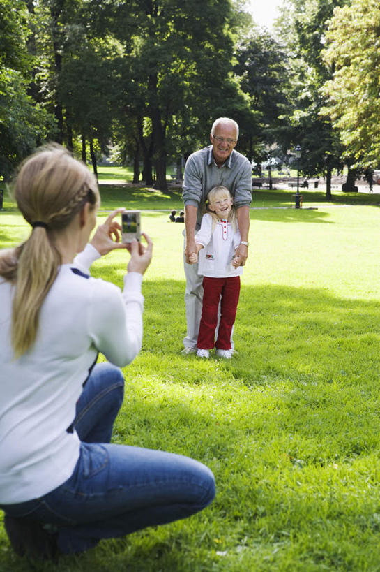 西方人,儿童,老年人,背部,三个人,母亲,祖父,三代同堂,站,竖图,室外,白天,正面,纯洁,草地,草坪,植物,相机,欧洲,欧洲人,阴影,光线,影子,拿,拿着,祖孙三代,草,树,树木,小孩,拍照,绿色,阳光,自然,数码相机,站着,温暖,温馨,母女,可爱,母爱,童年,童趣,摄影,生长,爷爷,成长,祖孙,和睦,童真,烂漫,无邪,外孙女,外公,外祖父,天真,老年男性,男人,男性,年轻女性,女孩,女人,女性,白种人,孩子,年轻人,全家福,孙女,照相机,站立,半身,彩图,照相,融洽,女生,多代同堂,妈妈