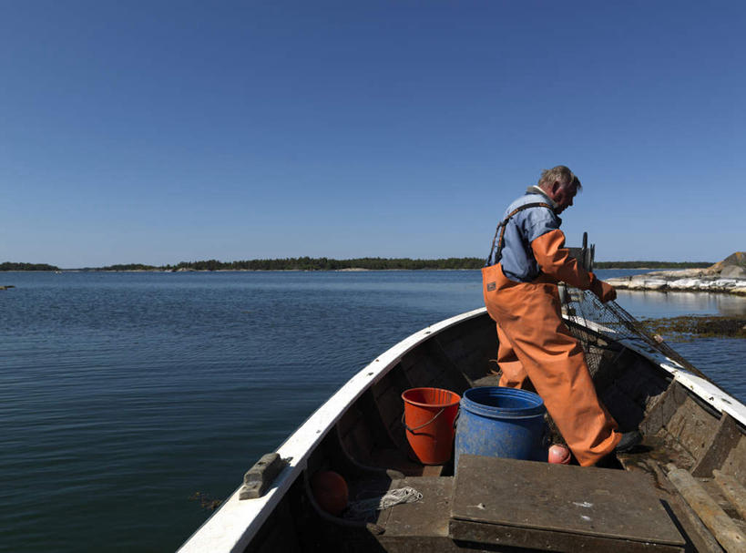 帆船,西方人,一个人,渔夫,站,横图,室外,白天,侧面,海浪,海洋,船,欧洲,欧洲人,仅一个男性,仅一个人,仅一个中年男性,阴影,光线,影子,浪花,拿,拿着,阳光,海水,交通工具,站着,渔网,渔具,抓捕,载具,捕捞,鱼网,海景,拉网,捕捞工具,男人,男性,中年男性,白种人,捕鱼人,打鱼人,大海,风浪,海,海水的波动,近岸浪,涌浪,站立,彩图,全身
