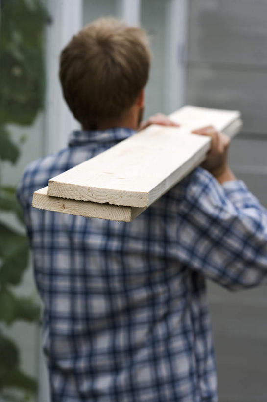 西方人,一个人,站,竖图,室外,白天,正面,衬衫,欧洲,欧洲人,仅一个男性,仅一个人,格子,木板,棕色,仅一个年轻男性,蓝色,扛,站着,扛在肩上,男人,男性,年轻男性,白种人,站立,半身,彩图,衬衣,短发