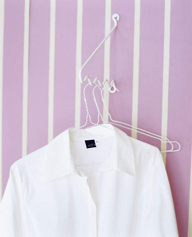 无人,竖图,室内,白天,背景,正面,衬衫,壁纸,衣架,金属制品,条纹,金属,粉色,白色,一件,摄影,影棚,挂衣架,晾衣架,墙纸,彩图,影棚拍摄,衬衣,拍摄