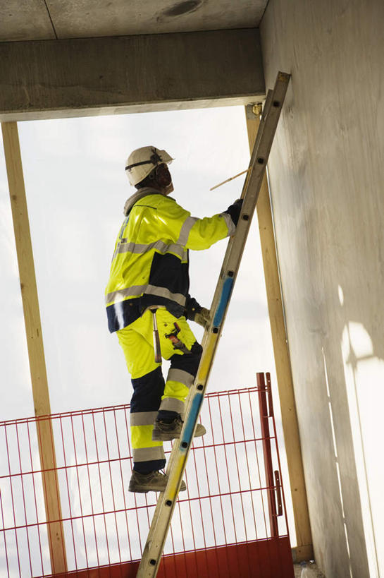 西方人,一个人,消防员,站,攀登,竖图,室内,白天,正面,帽子,欧洲,欧洲人,仅一个男性,仅一个人,握,梯子,头盔,阶梯,墙,墙壁,墙面,仅一个年轻男性,安全帽,按,站着,爬,握着,上升,人字梯,登高,男人,男性,年轻男性,白种人,救火员,攀爬,站立,彩图,全身