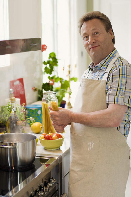 西方人,一个人,站,笑,微笑,竖图,室外,白天,正面,窗户,餐具,欧洲,欧洲人,仅一个男性,仅一个人,仅一个中年男性,汤锅,玻璃窗,站着,男人,男性,中年男性,白种人,进餐用具,烹调用具,站立,半身,彩图