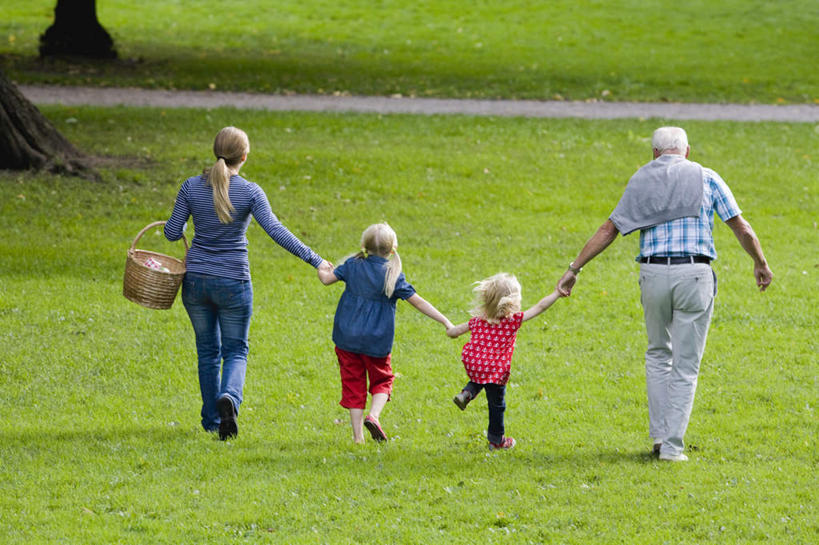西方人,儿童,老年人,四个人,夫妻,母亲,父亲,女儿,祖父,三代同堂,站,握手,横图,室外,白天,纯洁,草地,草坪,植物,欧洲,欧洲人,棕色,祖孙三代,草,树,树木,小孩,背面,绿色,自然,站着,温暖,温馨,父女,母女,父爱,可爱,母爱,童年,童趣,生长,爷爷,成长,祖孙,和睦,童真,烂漫,无邪,外孙女,外公,外祖父,天真,老年男性,男人,男性,年轻男性,年轻女性,女孩,女人,女性,白种人,孩子,年轻人,全家福,孙女,搀手,拉手,手拉手,手握手,站立,彩图,全身,融洽,短发,女生,多代同堂,妈妈