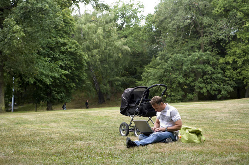 西方人,一个人,坐,横图,室外,白天,正面,电脑,笔记本电脑,草地,草坪,植物,欧洲,欧洲人,仅一个男性,仅一个人,网络,通讯设备,婴儿车,草,树,树木,仅一个年轻男性,绿色,自然,生长,成长,无线,通信设备,无线网络,无线上网,便携式电脑,手提电脑,男人,男性,年轻男性,白种人,坐着,彩图,全身