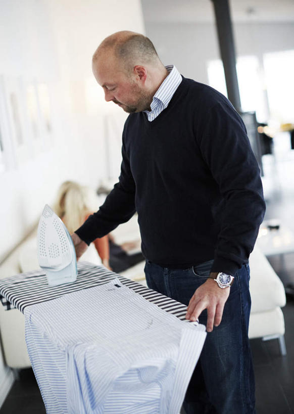 西方人,秃头,一个人,站,竖图,室内,白天,侧面,欧洲,欧洲人,仅一个男性,仅一个人,仅一个中年男性,墙,拿,拿着,熨烫,墙壁,墙面,站着,烫衣板,熨衣板,家居用品,电熨板,烫衣,家庭用品,男人,男性,中年男性,白种人,光头,无发,站立,半身,彩图