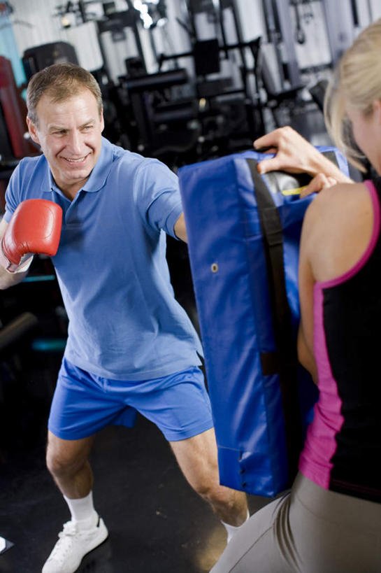 西方人,背部,两个人,拳击手,健身房,站,竖图,室内,白天,正面,锻炼,比赛,运动,拳击,欧洲,欧洲人,相视,手套,站着,面对面,对视,沙袋,相对,相看,体育,男人,男性,年轻女性,女人,女性,中年男性,白种人,拳击家,拳击运动员,站立,半身,彩图,健身,健身馆