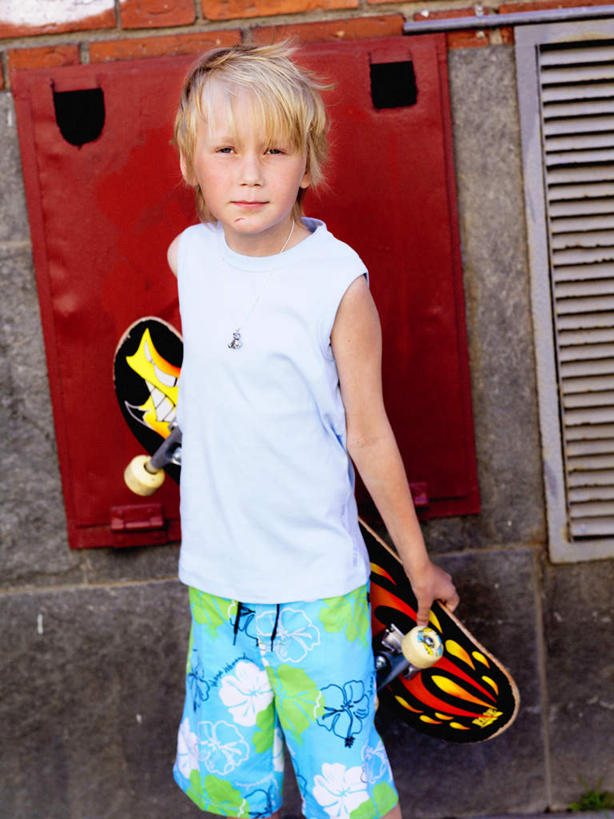 西方人,儿童,一个人,站,竖图,室外,白天,正面,纯洁,欧洲,欧洲人,仅一个男性,仅一个人,墙,棕色,墙壁,墙面,小孩,扛,站着,仅一个小孩,可爱,童年,童趣,滑板,童真,烂漫,无邪,扛在肩上,天真,男孩,男人,男性,白种人,孩子,站立,半身,彩图,短发,男生