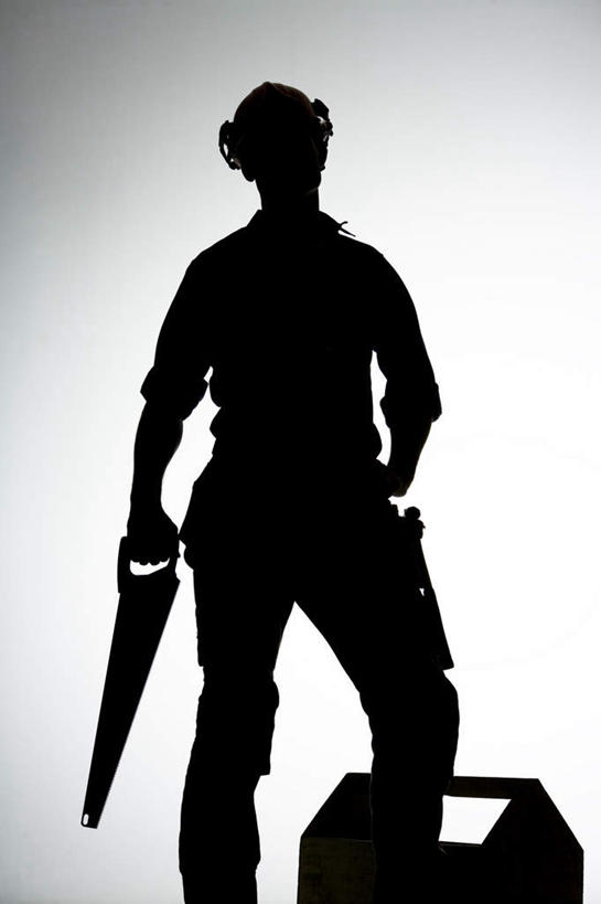 西方人,一个人,站,竖图,室内,白天,白色背景,正面,欧洲,欧洲人,仅一个男性,仅一个人,拿,拿着,仅一个年轻男性,站着,摄影,影棚,锯子,男人,男性,年轻男性,白种人,站立,半身,彩图,影棚拍摄,拍摄