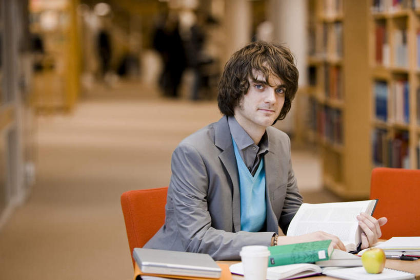 西方人,一个人,图书馆,坐,横图,室内,白天,正面,桌子,杯子,书籍,欧洲,欧洲人,仅一个男性,仅一个人,朦胧,模糊,拿,拿着,书桌,仅一个年轻男性,课桌,水杯,浏览室,男人,男性,年轻男性,白种人,茶杯,书,图书,坐着,半身,彩图,书库,图书库,阅览室