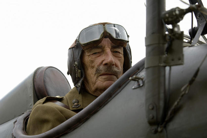 西方人,一个人,飞行员,坐,横图,室外,白天,正面,草地,草坪,植物,飞机,帽子,欧洲,欧洲人,仅一个男性,仅一个人,眼镜,航空,草,树,树木,绿色,自然,滑翔机,交通工具,仅一个老年男性,战争,空军,生长,成长,载具,军用机,军用战斗机,老年男性,男人,男性,白种人,飞行人员,坐着,半身,彩图