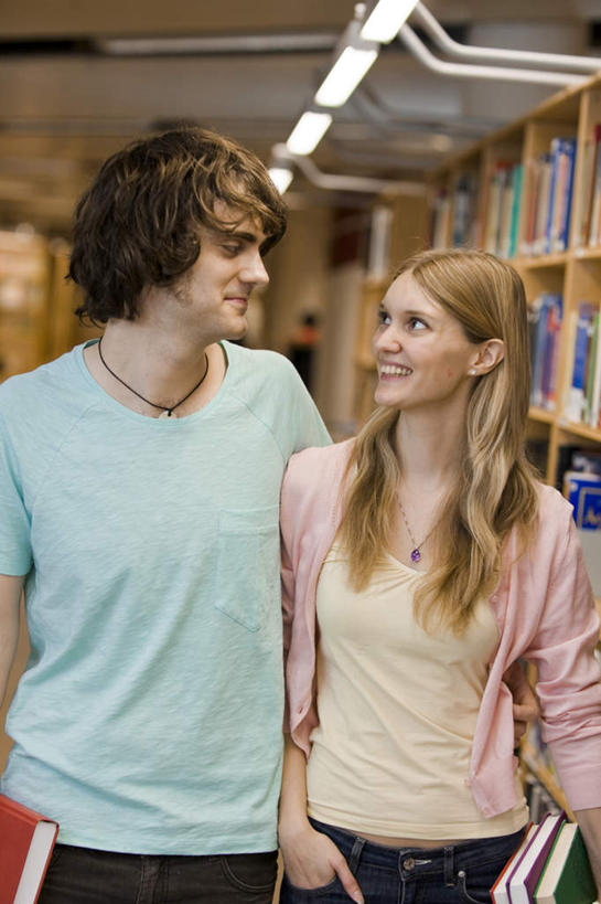 西方人,两个人,家庭,夫妻,图书馆,站,握手,笑,微笑,露齿笑,竖图,室内,白天,正面,爱情,书籍,欧洲,欧洲人,一排,整齐,棕色,浪漫,注视,排列,看,站着,温暖,温馨,一家人,恩爱,恋人,和睦,队列,关注,浏览室,男人,男性,年轻男性,年轻女性,女人,女性,白种人,年轻人,长发,夫妇,情侣,书,图书,搀手,拉手,手拉手,手握手,抬头,仰头,站立,半身,彩图,书库,图书库,伴侣,融洽,阅览室