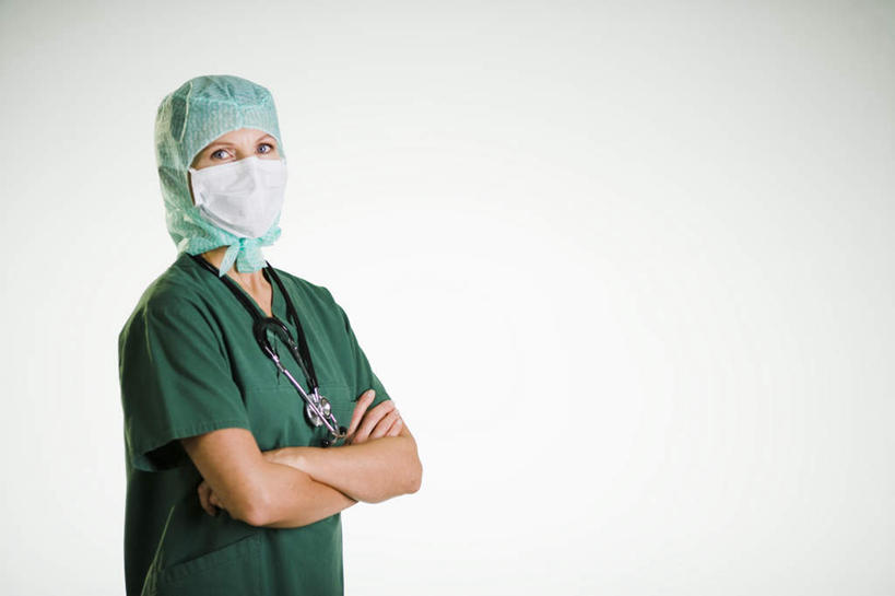 西方人,一个人,医生,站,双手交叉,横图,室内,白天,白色背景,侧面,工作服,制服,帽子,欧洲,欧洲人,仅一个年轻女性,仅一个女性,仅一个人,分离,过滤,分开,口罩,站着,医护人员,医疗人员,隔断,遮掩,摄影,影棚,隔离,卫生,掩盖,双手抱胸,遮挡,净化,间隔,预防,遮盖,防尘,手术帽,掩饰,断绝,隔开,屏蔽,屏绝,远离,中断,阻遏,阻隔,工作制服,年轻女性,女人,女性,白种人,大夫,站立,半身,彩图,影棚拍摄,工作套服,拍摄