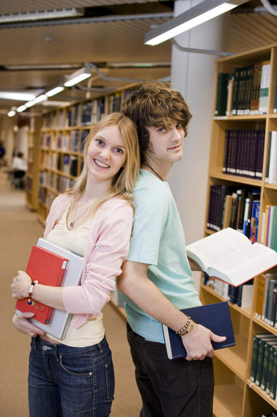 西方人,两个人,伙伴,朋友,图书馆,笑,微笑,露齿笑,竖图,室内,白天,正面,友谊,柜子,书籍,项链,欧洲,欧洲人,握,拿,拿着,扭头,注视,装饰品,耳环,饰品,首饰,橱柜,观察,看,靠,靠着,转头,握着,观看,察看,关注,浏览室,金饰,耳饰,友情,男人,男性,年轻男性,年轻女性,女人,女性,白种人,书,图书,半身,彩图,书库,图书库,阅览室