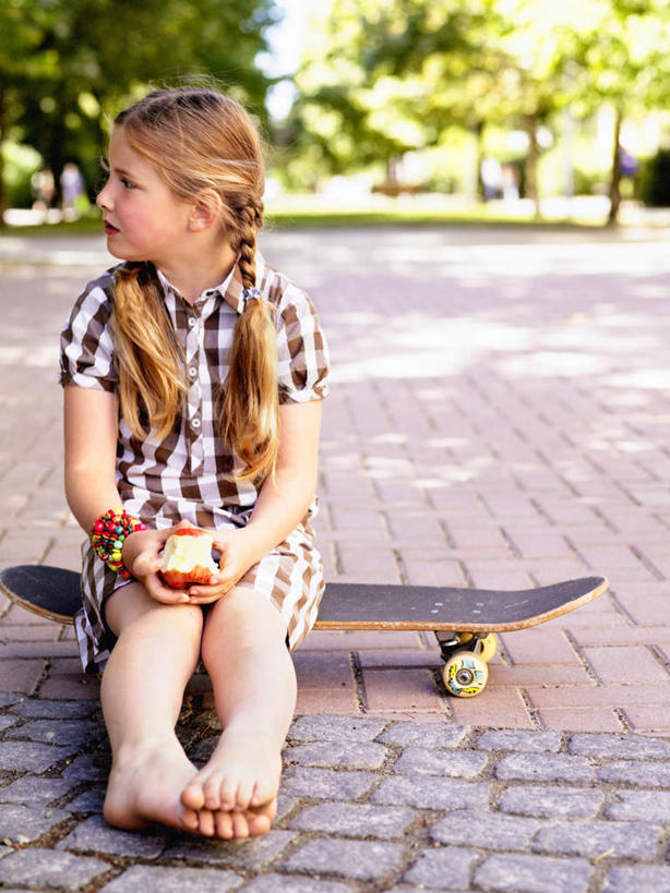 西方人,儿童,一个人,坐,竖图,室外,白天,正面,植物,苹果,水果,欧洲,欧洲人,仅一个女性,仅一个人,握,阴影,新鲜,光线,影子,生食,食品,果实,拿,拿着,扭头,注视,树,树木,食物,小孩,绿色,阳光,自然,首饰,观察,看,转头,仅一个小孩,握着,有机食品,绿色食品,生长,成长,滑板,观看,察看,关注,金饰,女孩,女人,女性,白种人,孩子,坐着,彩图,全身,女生