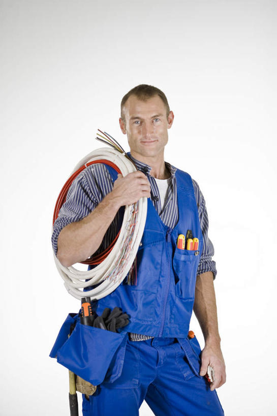 背,一个人,竖图,室内,白天,白色背景,正面,仅一个男性,仅一个人,握,电力,电线,线,电能,拿,线路,拿着,仅一个年轻男性,背着,扛,握着,摄影,影棚,工具包,电,电源,电源线,能量,背负,扛在肩上,男人,男性,年轻男性,半身,彩图,影棚拍摄,拍摄