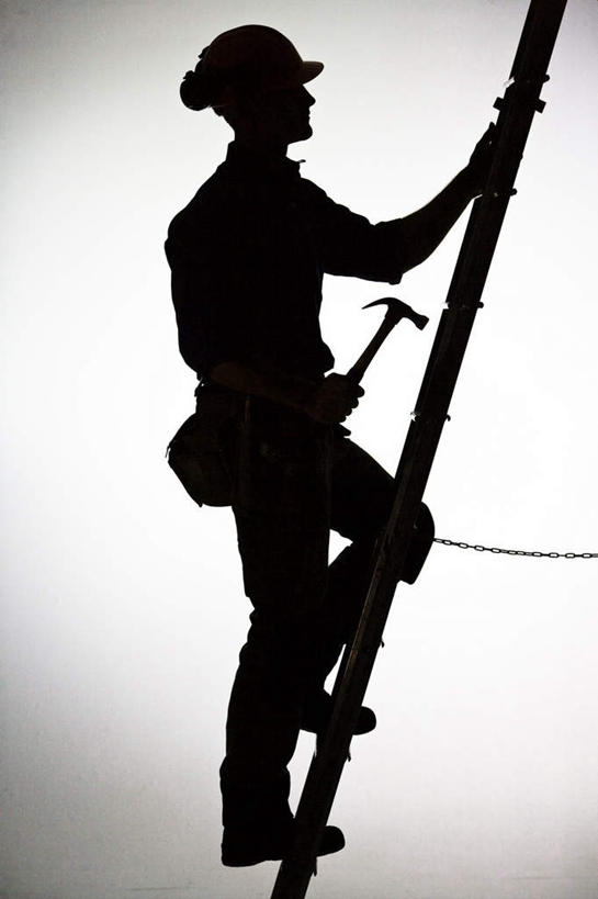 一个人,机修工,攀登,竖图,室内,白天,侧面,帽子,仅一个男性,仅一个人,敲打,锤子,工具,榔头,梯子,头盔,阶梯,木梯,工人,仅一个年轻男性,安全帽,爬,工具包,上升,五金,变形,紧固,矫正,塑形,牢固,登高,羊角锤,男人,男性,年轻男性,机械师,机修工人,攀爬,彩图,全身