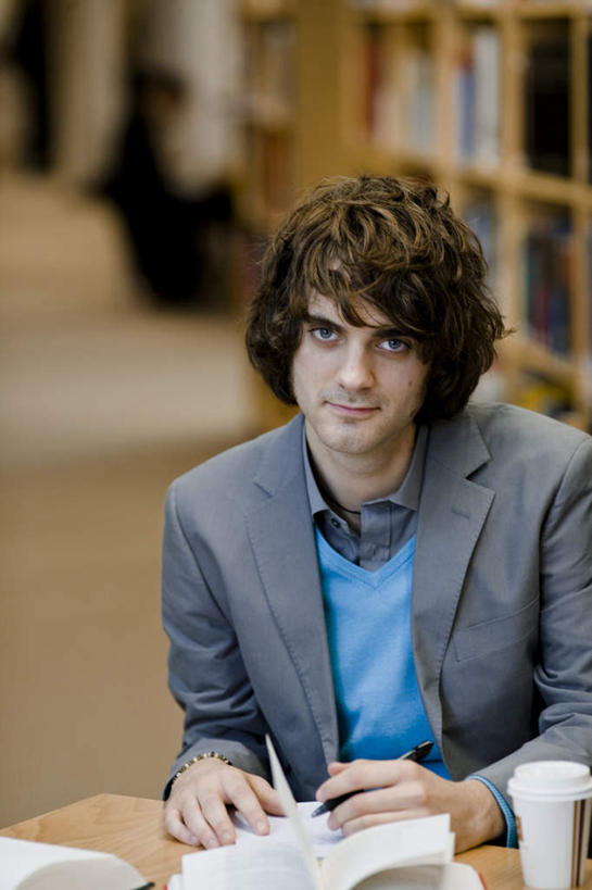 西方人,一个人,图书馆,坐,笑,微笑,竖图,室内,白天,正面,书架,桌子,杯子,书籍,欧洲,欧洲人,仅一个男性,仅一个人,一排,握,整齐,笔,瓷砖,地砖,办公用品,地面,拿,拿着,注视,书桌,文具,排列,仅一个年轻男性,首饰,学习用品,纸制品,翻开,观察,看,握着,观看,纸杯,文具用品,察看,队列,关注,一次性杯子,浏览室,金饰,男人,男性,年轻男性,白种人,书,图书,坐着,半身,彩图,书库,图书库,阅览室