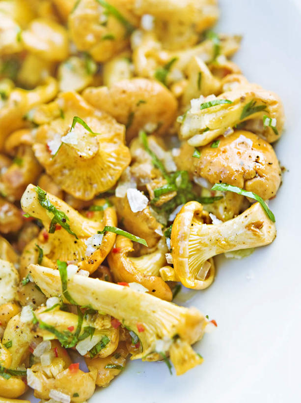 无人,竖图,俯视,室内,特写,白天,烹饪,西餐,蔬菜,餐具,新鲜,碟子,盘,菌菇,蘑菇,料理,食品,菌类,菜肴,美食,食物,盘子,碟,食用菌,西式,佳肴,有机食品,绿色食品,彩图,高角度拍摄