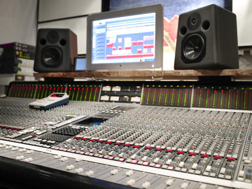 无人,横图,俯视,室内,白天,显示器,阴影,光线,电器,屏幕,影子,指示灯,墙,音响,显示屏,墙壁,墙面,阳光,按钮,录音棚,输出设备,声响,音频,彩图,高角度拍摄