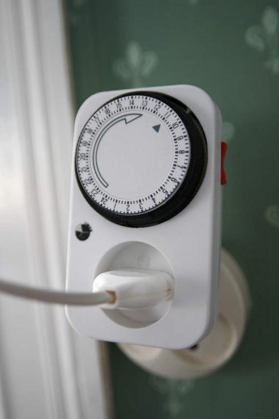 无人,竖图,室内,特写,白天,正面,卧室,阴影,光线,圆形,标志,插头,数字,文字,影子,字符,墙,插座,标识,墙壁,墙面,一个,阳光,阿拉伯数字,单个,彩图,睡房,卧房