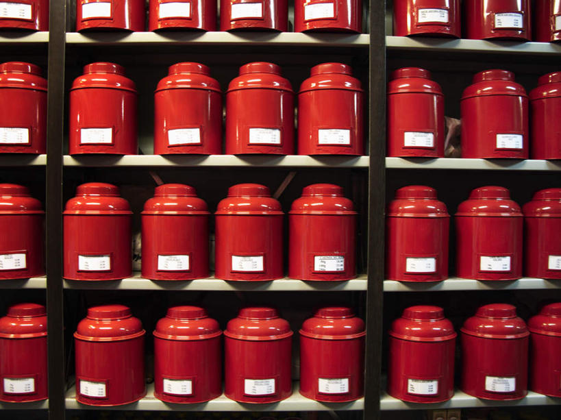 无人,横图,室内,特写,白天,正面,柜子,金属制品,许多,阴影,光线,金属,罐子,影子,排列,红色,阳光,橱柜,摆列,彩图,布列,分列