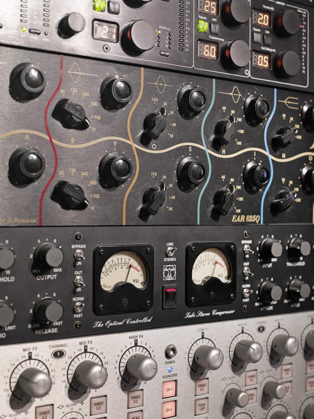 无人,竖图,俯视,室内,特写,白天,摆设,一排,许多,整齐,设备,开关,排列,控制,录音棚,工作室,队列,旋钮,装备,设置,彩图,高角度拍摄