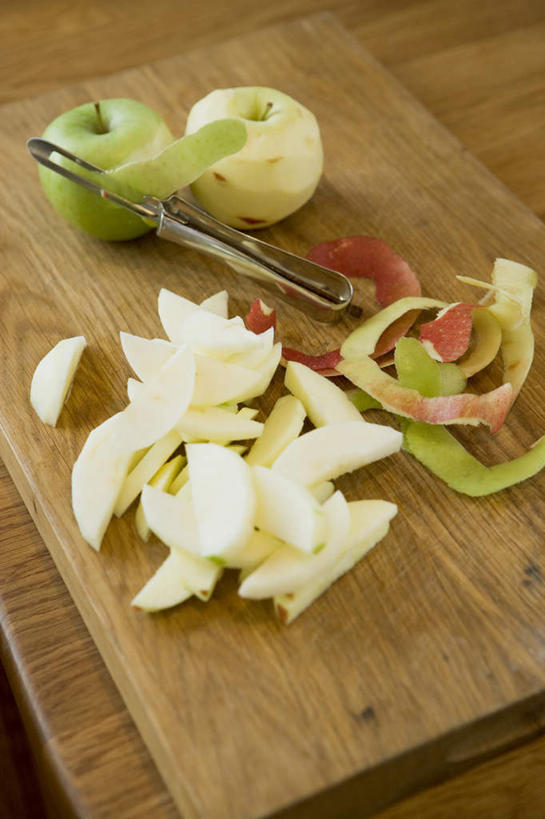 无人,竖图,俯视,室内,特写,白天,餐桌,厨房,桌子,苹果,水果,阴影,新鲜,光线,影子,生食,食品,果实,食物,两个,绿色,阳光,有机食品,绿色食品,餐台,水果刀,苹果皮,彩图,高角度拍摄,灶间