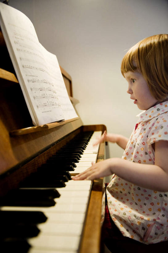 西方人,儿童,一个人,坐,举,竖图,室内,白天,侧面,纯洁,键盘,椅子,欧洲,欧洲人,仅一个女性,仅一个人,钢琴,木椅,墙,乐器,注视,墙壁,墙面,小孩,观察,看,托,仅一个小孩,可爱,童年,童趣,弹琴,观看,察看,键盘乐器,琴谱,关注,童真,烂漫,无邪,奏琴,抚琴,天真,女孩,女人,女性,白种人,孩子,举起,举手,举着,向上举,向上伸,向上托,坐着,半身,彩图,女生