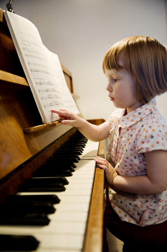 西方人,儿童,一个人,坐,举,竖图,室内,白天,侧面,纯洁,键盘,椅子,欧洲,欧洲人,仅一个女性,仅一个人,钢琴,木椅,墙,乐器,注视,墙壁,墙面,小孩,观察,看,托,仅一个小孩,可爱,童年,童趣,弹琴,观看,察看,键盘乐器,琴谱,关注,童真,烂漫,无邪,奏琴,抚琴,天真,女孩,女人,女性,白种人,孩子,举起,举手,举着,向上举,向上伸,向上托,坐着,半身,彩图,女生