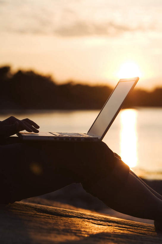 西方人,一个人,坐,竖图,室外,白天,侧面,旅游,度假,电脑,笔记本电脑,海浪,海洋,石头,美景,日落,树林,植物,瑞典,欧洲,欧洲人,仅一个年轻女性,仅一个女性,仅一个人,网络,石子,景观,浪花,晚霞,霞光,娱乐,通讯设备,树,树木,绿色,自然,海水,黄昏,享受,休闲,景色,彩霞,放松,生长,成长,操纵,无线,操作,斯堪的纳维亚,自然风光,北欧,斯堪的纳维亚半岛,通信设备,无线网络,驾驭,海景,无线上网,便携式电脑,利用,把持,支配,瑞典王国,手提电脑,年轻女性,女人,女性,白种人,大海,风浪,海,海水的波动,近岸浪,石块,岩石,涌浪,夕阳,坐着,半身,彩图