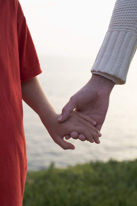 西方人,儿童,家庭,母亲,儿子,握手,竖图,室外,白天,正面,旅游,度假,纯洁,草地,草坪,海浪,海洋,美景,植物,瑞典,欧洲,欧洲人,景观,浪花,娱乐,草,小孩,蓝色,绿色,蓝天,天空,自然,海水,天,享受,休闲,温暖,温馨,母子,一家人,景色,放松,可爱,母爱,童年,童趣,晴朗,和睦,斯堪的纳维亚,自然风光,北欧,斯堪的纳维亚半岛,海景,童真,烂漫,无邪,万里无云,瑞典王国,天真,男孩,年轻女性,女人,女性,白种人,孩子,年轻人,大海,风浪,海,海水的波动,近岸浪,涌浪,晴空,晴空万里,搀手,拉手,手拉手,手握手,半身,彩图,融洽,男生