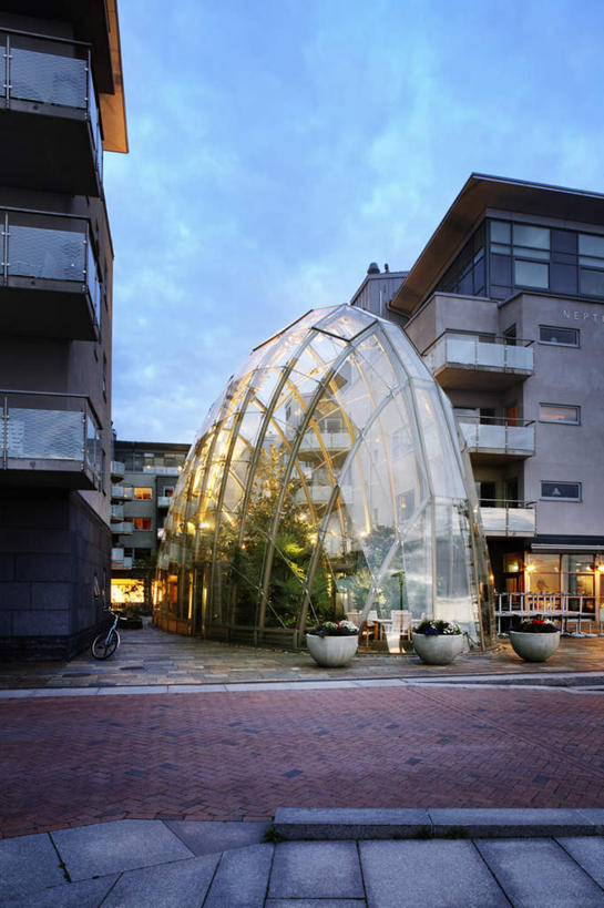 无人,家,栏杆,竖图,室外,白天,正面,旅游,度假,美景,植物,城市风光,标志建筑,城市,地标,建筑,自行车,瑞典,欧洲,阴影,盛开,光线,瓷砖,地砖,盆栽,影子,房屋,屋子,景观,云,云朵,公寓,围栏,灯光,盆景,地面,花蕾,云彩,娱乐,建设,洋房,护栏,楼房,玻璃房,住宅,车,脚踏车,花,花瓣,花朵,鲜花,蓝色,绿色,白云,蓝天,天空,自然,交通工具,天,花苞,花蕊,享受,休闲,景色,放松,生长,晴朗,成长,斯堪的纳维亚,载具,北欧,斯堪的纳维亚半岛,瑞典王国,晴空,彩图,房子