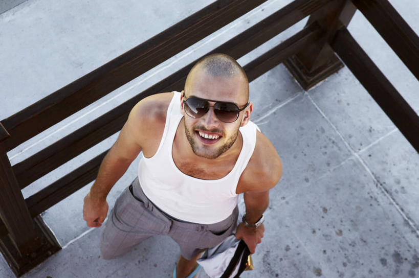 西方人,胡须,秃头,一个人,栏杆,站,笑,微笑,露齿笑,横图,俯视,室外,白天,帽子,欧洲,欧洲人,仅一个男性,仅一个人,仅一个中年男性,握,时间,墨镜,时钟,手表,眼镜,围栏,拿,计时,拿着,注视,运动帽,护栏,太阳镜,太阳眼镜,钟表,看,站着,表,鸭舌帽,遮阳镜,握着,腕表,关注,男人,男性,中年男性,白种人,光头,胡子,络腮胡,无发,钟,抬头,仰头,站立,半身,彩图,高角度拍摄